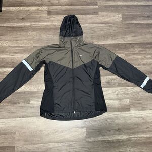 Nike Running Women's Black/Brown Hooded Lightweight Windbreaker Jacket
